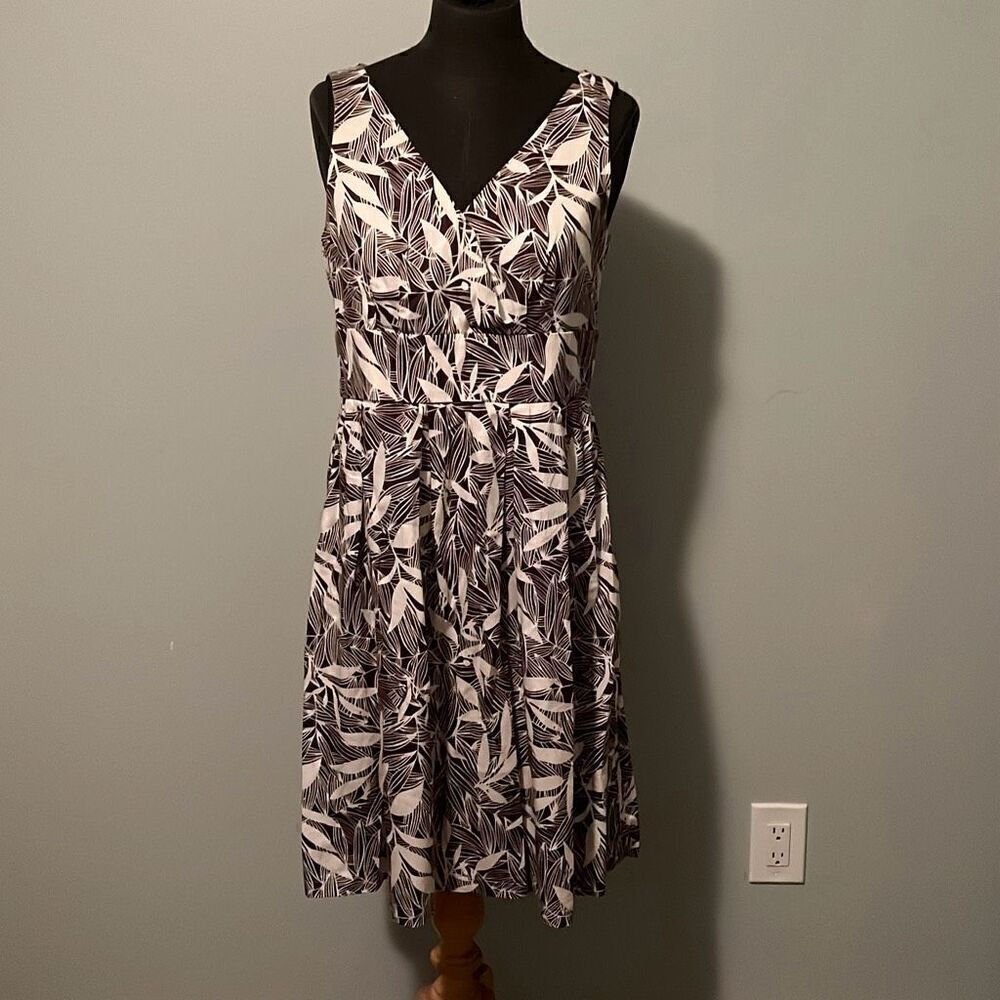 Van Heusen Women's Brown & White Tropical Sleeveless V-Neck A-Line Dress Size 10